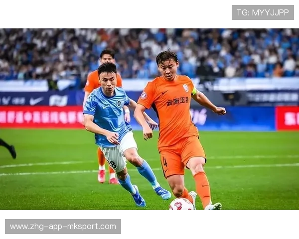 玉昆国脚中场连续突破吸引防守